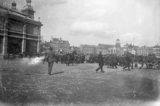 830916 Afbeelding van een gebeurtenis op het Vredenburg te Utrecht, mogelijk een demonstratie met paarden of rijtuigen ...